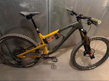 Used Rocky Mountain Slayer C90 Custom 2023 Mountainbike, Green — image 1 of 9