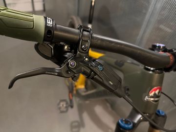 Used Rocky Mountain Slayer C90 Custom 2023 Mountainbike, Green — image 8 of 9