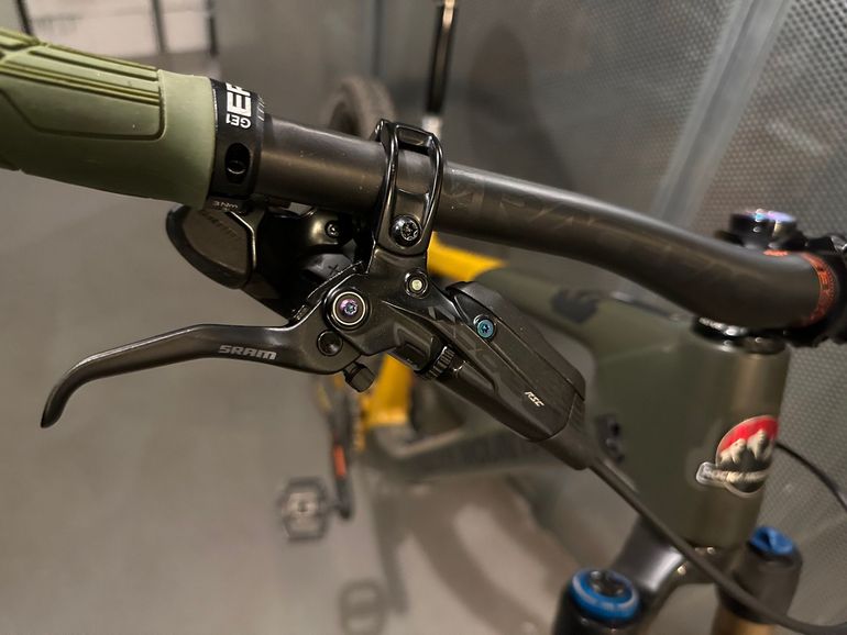 Used Rocky Mountain Slayer C90 Custom 2023 Mountainbike, Green — image 8 of 9