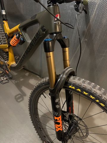 Used Rocky Mountain Slayer C90 Custom 2023 Mountainbike, Green — image 7 of 9
