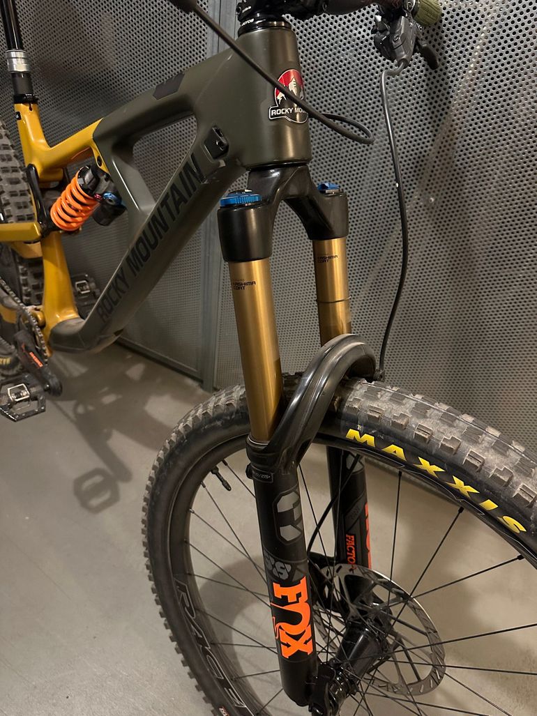 Used Rocky Mountain Slayer C90 Custom 2023 Mountainbike, Green — image 7 of 9