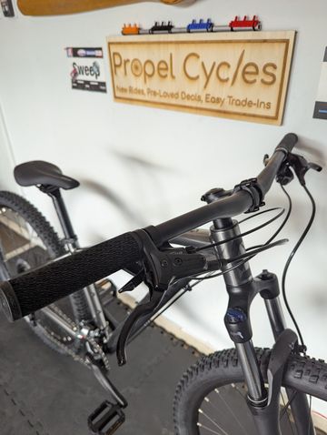 Used Scott Aspect Shimano Altus 2022 Mountainbike, Light Gray — image 4 of 11