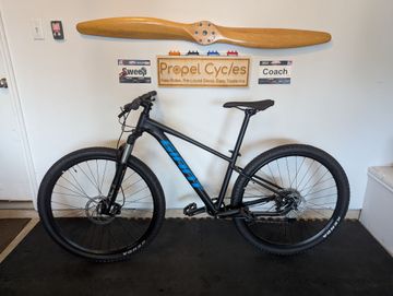 Used Giant Talon 1 2022 2022 Mountainbike, Black, 27.5, 29 — image 2 of 11