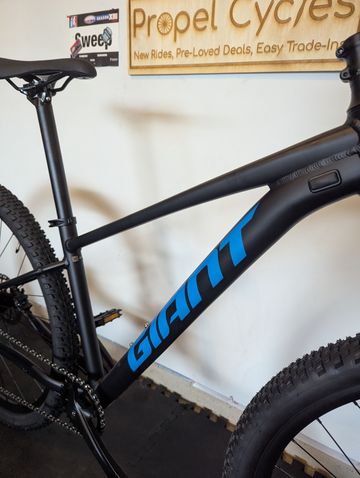 Used Giant Talon 1 2022 2022 Mountainbike, Black, 27.5, 29 — image 6 of 11