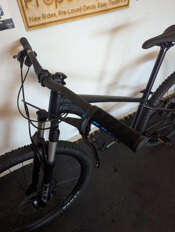 Used Giant Talon 1 2022 2022 Mountainbike, Black, 27.5, 29 — image 9 of 11