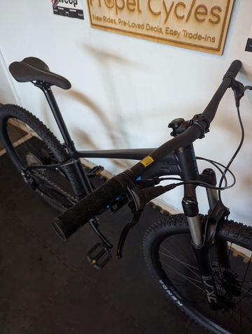 Used Giant Talon 1 2022 2022 Mountainbike, Black, 27.5, 29 — image 4 of 11