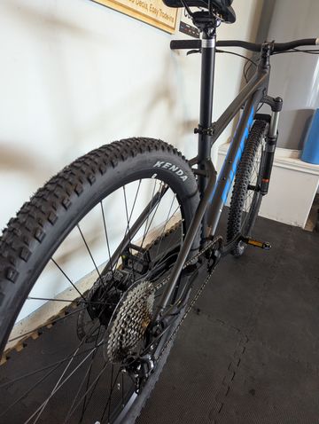 Used Giant Talon 1 2022 2022 Mountainbike, Black, 27.5, 29 — image 4 of 9