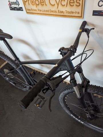 Used Giant Talon 1 2022 2022 Mountainbike, Black, 27.5, 29 — image 6 of 9