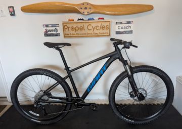 Used Giant Talon 1 2022 2022 Mountainbike, Black, 27.5, 29 — image 1 of 9