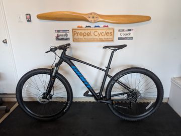 Used Giant Talon 1 2022 2022 Mountainbike, Black, 27.5, 29 — image 2 of 9