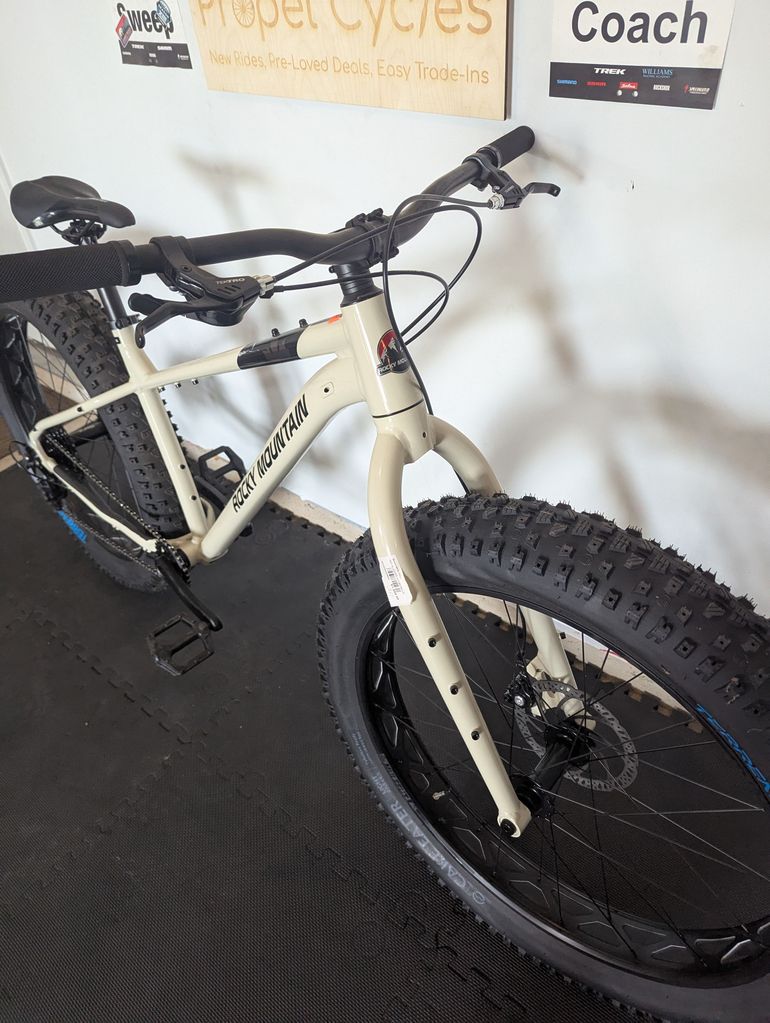 Used Rocky Mountain Blizzard Alloy 10 2022 2022 Mountainbike, Black, 26 — image 5 of 8