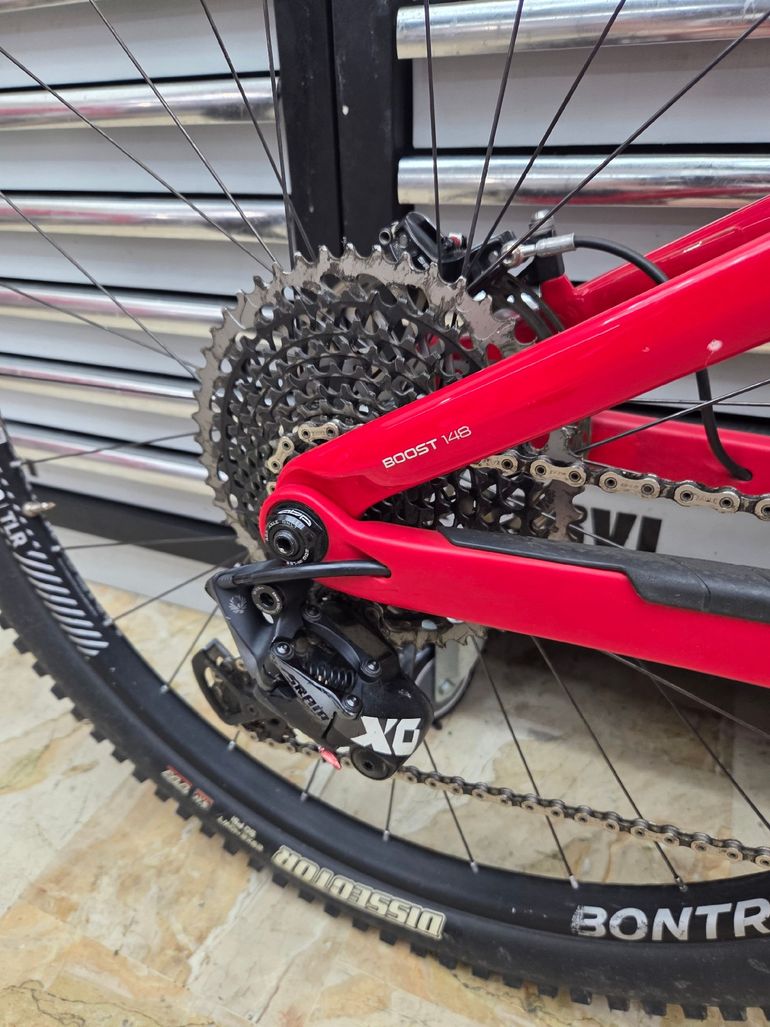 Used Trek Slash 9.9 2019 2019 Mountainbike, Red, 29 — image 10 of 11