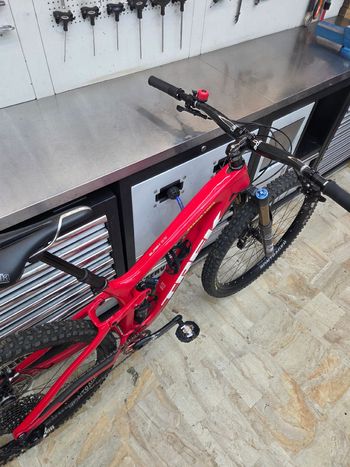 Used Trek Slash 9.9 2019 2019 Mountainbike, Red, 29 — image 8 of 11