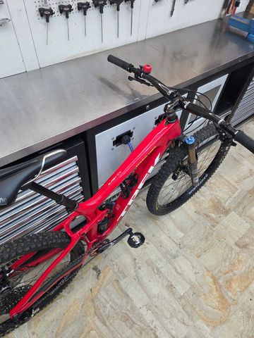 Used Trek Slash 9.9 2019 2019 Mountainbike, Red, 29 — image 8 of 11