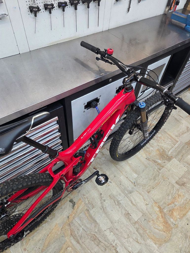 Used Trek Slash 9.9 2019 2019 Mountainbike, Red, 29 — image 8 of 11
