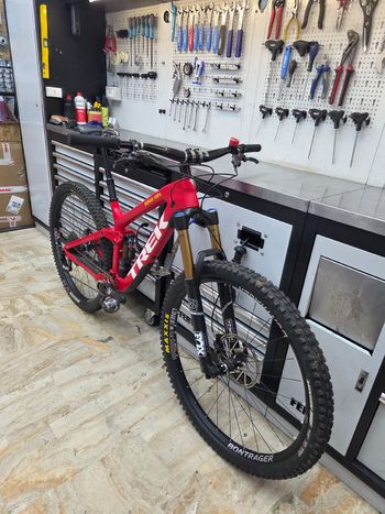 Used Trek Slash 9.9 2019 2019 Mountainbike, Red, 29 — image 4 of 11