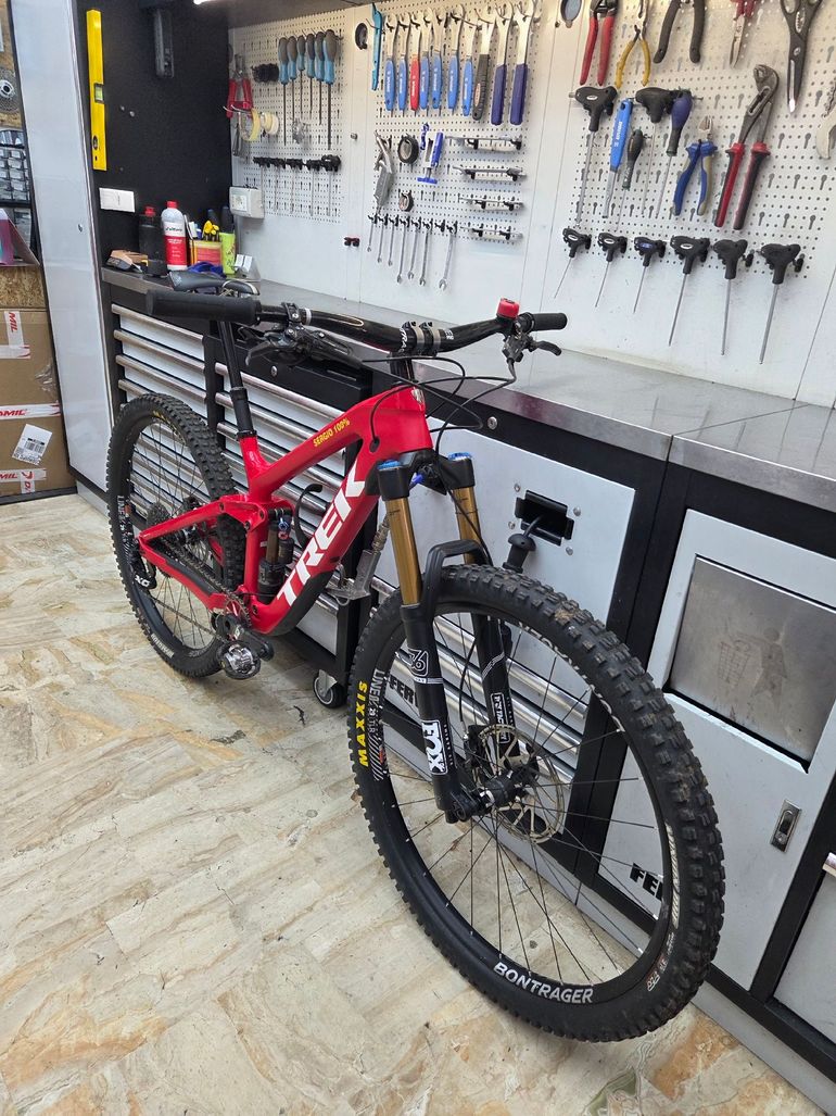 Used Trek Slash 9.9 2019 2019 Mountainbike, Red, 29 — image 4 of 11
