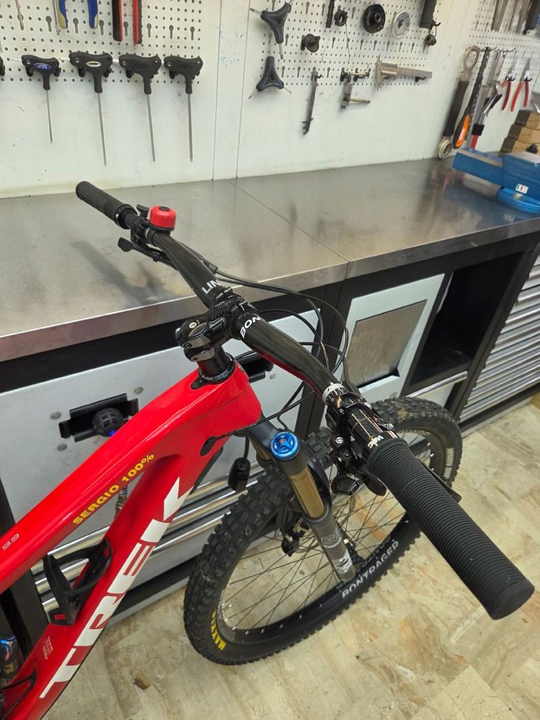 Used Trek Slash 9.9 2019 2019 Mountainbike, Red, 29 — image 9 of 11