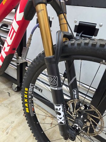 Used Trek Slash 9.9 2019 2019 Mountainbike, Red, 29 — image 6 of 11