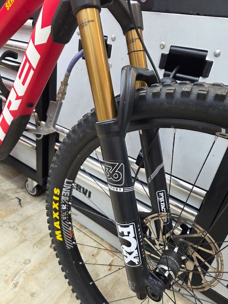 Used Trek Slash 9.9 2019 2019 Mountainbike, Red, 29 — image 6 of 11