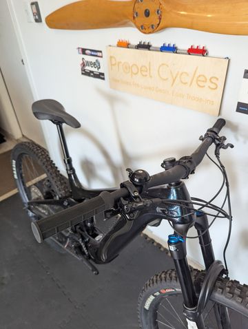 Used Giant Trance Shimano SLX 2022 Mountainbike, Blue — image 5 of 9