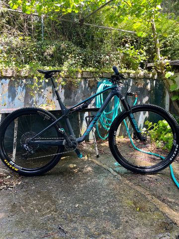 Używany Canyon Lux Trail CF 8 2023 2023 Mountainbike — zdjęcie 3 z 3