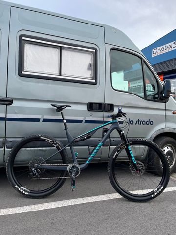 Używany Canyon Lux Trail CF 8 2023 2023 Mountainbike — zdjęcie 1 z 3