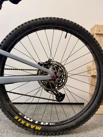 Used Santa Cruz 2021 2021 Mountainbike, Light Gray, 29 — image 7 of 9