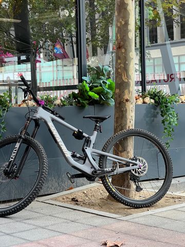 Used Santa Cruz 2021 2021 Mountainbike, Light Gray, 29 — image 2 of 9