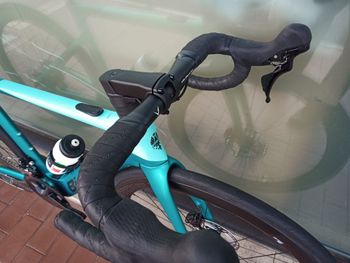 Used Bianchi e-Oltre 105 2024 2024 Road & Gravel — image 6 of 9