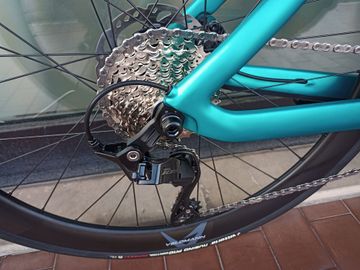 Used Bianchi e-Oltre 105 2024 2024 Road & Gravel, Green — image 2 of 9