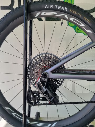 Used Specialized Epic 8 Pro 2025 2025 Mountainbike, Light Gray, 29 — image 4 of 7