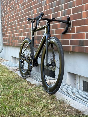 Used Canyon Aeroad CFR Disc Di2 2023 2023 Road & Gravel, Black — image 3 of 17
