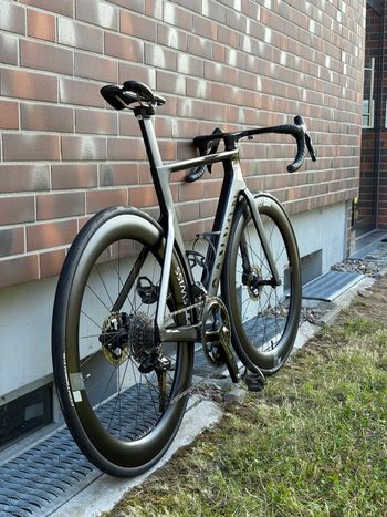 Used Canyon Aeroad CFR Disc Di2 2023 2023 Road & Gravel, Black — image 4 of 17