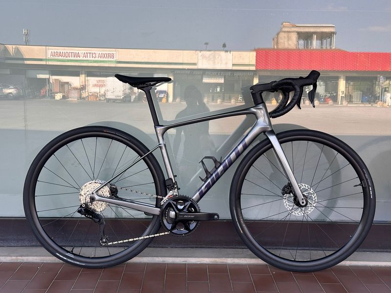 Použité Giant DEFY ADVANCED 1 ML 2024 2024 Road & Gravel