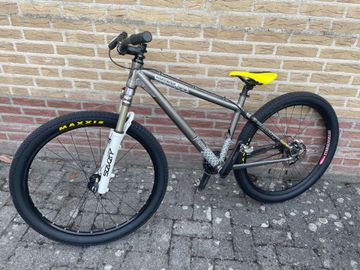 Gebrauchtes Commencal Dirtjumper 2017 Mountainbike, Hellgrau — Bild 2 von 4