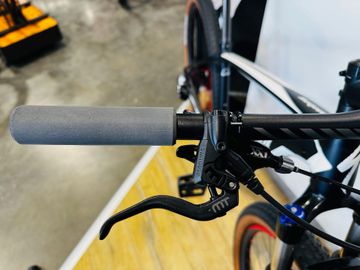 Used Specialized Stumpjumper HT 2017 Mountainbike, Black — image 5 of 12