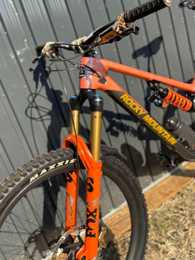 Rocky Mountain Altitude Fox X2 Rocky Mountain Altitude Carbon 90