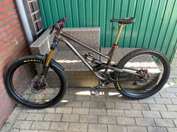 Used Commencal Clash Shimano Saint 2024 Mountainbike, Orange, 27.5 (650B) — image 2 of 8
