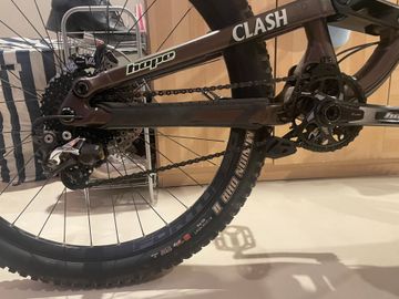 Used Commencal Clash Shimano Saint 2024 Mountainbike, Orange, 27.5 (650B) — image 3 of 8