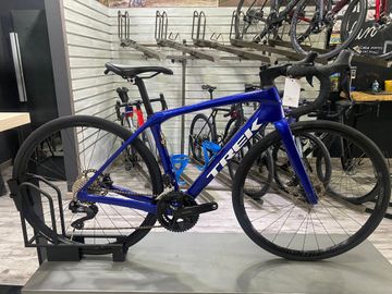 Trek Domane Shimano 105 Di2 2024 Road & Gravel usato
