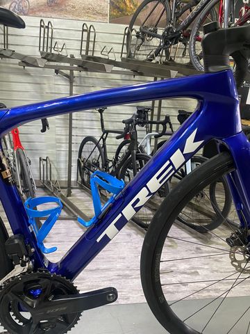 Gebrauchtes Trek Domane Shimano 105 Di2 2024 Road & Gravel, Blau — Bild 2 von 10