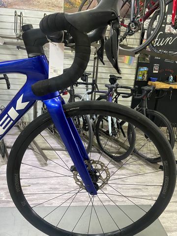 Gebrauchtes Trek Domane Shimano 105 Di2 2024 Road & Gravel, Blau — Bild 6 von 10