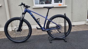 Used Trek Roscoe 6 2022 Mountainbike, Purple — image 6 of 9