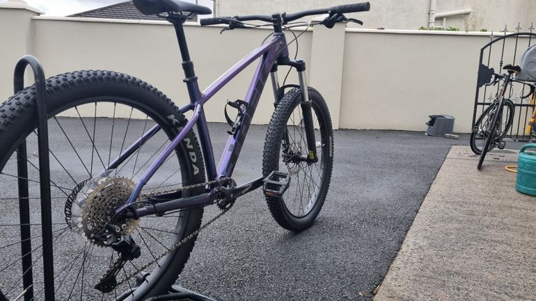 Trek Roscoe 6 2022 Mountainbike usato, Viola — immagine 4 di 9
