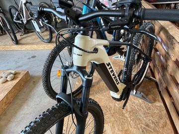 Used Stevens E-Cayolle 2024 2024 Mountainbike, Orange, 27.5 — image 4 of 5