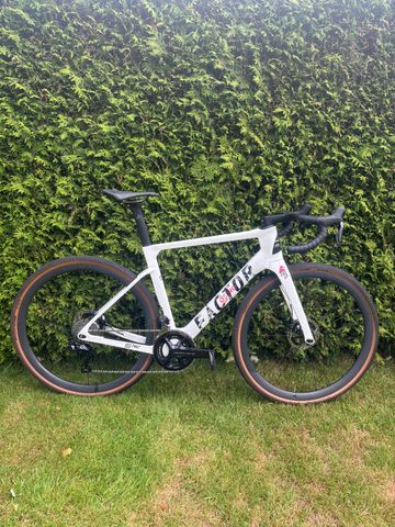 Factor Ostro Shimano Dura Ace Di2 2023 Road & Gravel usato, Bianco — immagine 1 di 11
