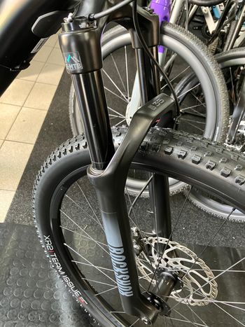 Used Trek E-Caliber 9.6 2022 2022 Mountainbike — image 7 of 9