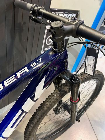 Used Trek Procaliber 9.7 2023 2023 Mountainbike, Blue, 29, 27.5 — image 2 of 9