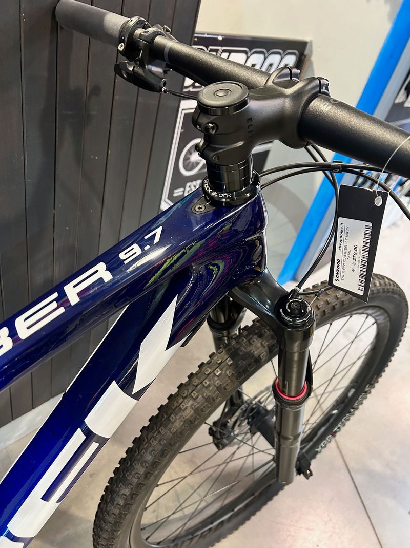 Used Trek Procaliber 9.7 2023 2023 Mountainbike, Blue, 29, 27.5 — image 2 of 9